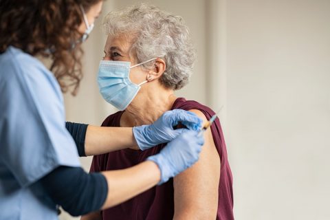 Une femme est vaccinée