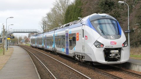 Rame Régiolis en Normandie (Photo: Mouliric, 2016, CC BY-SA 4.0, https://commons.wikimedia.org/wiki/File:Rame_Régiolis_en_gare_de_Longueville-sur-Scie.JPG?uselang=fr )