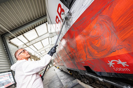 Personnel ÖBB nettoyant un train (Photo: 2023, ÖBB, Michael Fritscher)