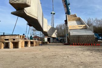 Construction de la passerelle en gare d'Ans (Photo: Infrabel)