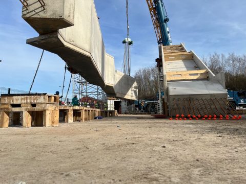 Construction de la passerelle en gare d'Ans (Photo: Infrabel)