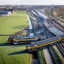 VOORSCHOTEN - Photo prise par un drone montrant les services d'urgence à l'œuvre après le déraillement d'un train de nuit. Le train de passagers est entré en collision avec du matériel de construction sur la voie. Une personne a été tuée et plusieurs autres ont été grièvement blessées. Un train de marchandises a également été impliqué dans l'accident. ANP REMKO DE WAAL