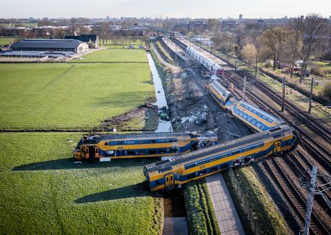 VOORSCHOTEN - Photo prise par un drone montrant les services d'urgence à l'œuvre après le déraillement d'un train de nuit. Le train de passagers est entré en collision avec du matériel de construction sur la voie. Une personne a été tuée et plusieurs autres ont été grièvement blessées. Un train de marchandises a également été impliqué dans l'accident. ANP REMKO DE WAAL