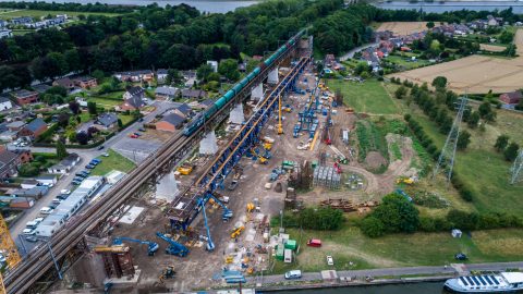 Travaux sur le Pont des Allemands, le pont de la Meuse de la ligne ferroviaire 24.Cédric Cecotti / Infrabel