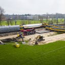 VOORSCHOTEN - Photo prise par un drone des dispositions prises par Prorail pour sauver les rames de trains de voyageurs. Une route spéciale est en cours de construction dans la prairie marécageuse adjacente. Une semaine plus tôt, un train de passagers et un train de marchandises sont entrés en collision avec une grue de construction à cet endroit. (Photo: ANP JEROEN JUMELET)