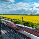 Train à grande vitesse traversant une campagne en France (Shutterstock, voyageur8)