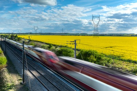Train à grande vitesse traversant une campagne en France (Shutterstock, voyageur8)