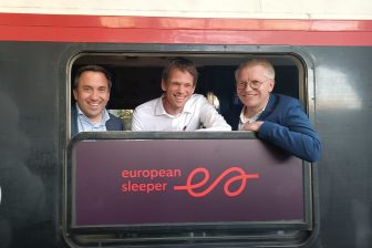 Le ministre belge de la Mobilité Georges Gilkinet à bord du train d'European Sleeper avec les fondateurs Elmer van Buuren et Chris Engelsman (Photo : communiqué de presse d'AllRail)