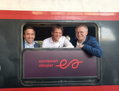 Le ministre belge de la Mobilité Georges Gilkinet à bord du train d'European Sleeper avec les fondateurs Elmer van Buuren et Chris Engelsman (Photo : communiqué de presse d'AllRail)
