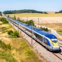 Baron, France - 29 juillet 2020 : Un train à grande vitesse Eurostar e320 roule de Paris à Londres sur la LGV Nord, la ligne ferroviaire à grande vitesse nord-européenne, dans la campagne française. (Photo: Shutterstock)