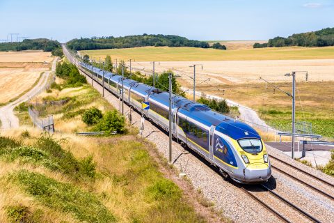 Baron, France - 29 juillet 2020 : Un train à grande vitesse Eurostar e320 roule de Paris à Londres sur la LGV Nord, la ligne ferroviaire à grande vitesse nord-européenne, dans la campagne française. (Photo: Shutterstock)