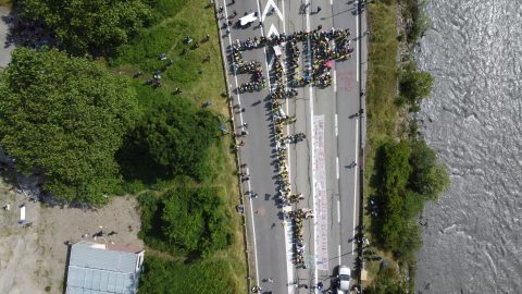 Environ 2.000 manifestants se sont rassemblés dans la vallée de la Maurienne en Savoie pour protester contre la construction d'une liaison ferroviaire comprenant un tunnel sous les Alpes, entre Lyon et Turin. (Photo: Les Soulevements de la Terre, Twitter)