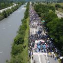Environ 2.000 manifestants se sont rassemblés dans la vallée de la Maurienne en Savoie pour protester contre la construction d'une liaison ferroviaire comprenant un tunnel sous les Alpes, entre Lyon et Turin. (Photo: Les Soulevements de la Terre, Twitter)