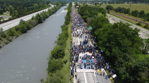 Environ 2.000 manifestants se sont rassemblés dans la vallée de la Maurienne en Savoie pour protester contre la construction d'une liaison ferroviaire comprenant un tunnel sous les Alpes, entre Lyon et Turin. (Photo: Les Soulevements de la Terre, Twitter)