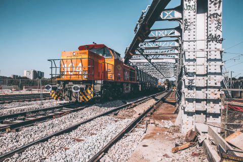 Remplacement du pont de Chartres en Essonne, près de Paris. Ces travaux ont été réalisés par Colas Rail pour le compte de la RATP. (Photo : François Bouriaud/ Colas Rail)