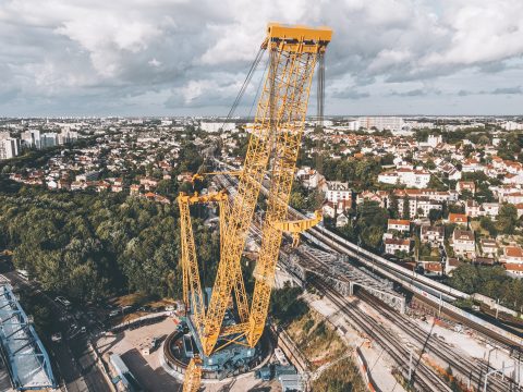 La grue électrique à anneau SGC-90 de Sarens, surnommée "Petite Céleste", a été utilisée pour les remplacer. Avec une hauteur de 100 mètres et un poids total de plus de 4 544 tonnes, c'est l'une des plus grandes grues au monde. La grue a été manipulée par une équipe de Sarens. La grue sera entièrement démontée en septembre.