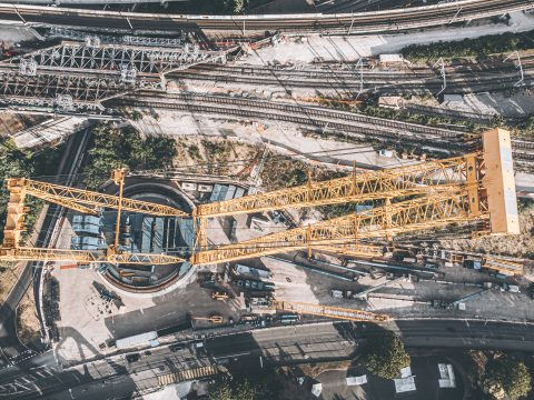 "Little Céleste". Deux grues auxiliaires ont été installées sur le site pour permettre le montage de la grue principale : l'une d'une capacité de levage de 900 tonnes et d'une longueur de flèche de 78 mètres, l'autre d'une capacité de levage de 135 tonnes et d'une longueur de flèche de 70 mètres.