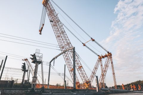 Les travaux de construction d'un mur sur le talus ont débuté afin de libérer l'espace nécessaire à l'installation de la grue l'année dernière. Ce mur de soutènement a également nécessité la construction de 22 pieux. L'installation de la grue a ensuite commencé en avril 2023 et s'est achevée fin juin.