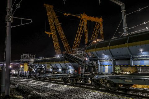 Le week-end du 14 juillet, ils ont déposé 600 mètres de voie en 34 heures. Une deuxième opération éclair aura lieu à partir du 10 août pour reposer 800 mètres de voie, ballaster, bourrer, stabiliser, souder et réaliser les libérations pendant 84 heures.