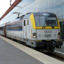 Une locomotive SNCB/NMBS T18 avec des voitures dites I11. 2011, Michiel Dumon / Wikimedia Commons