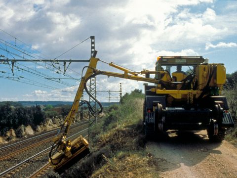 Les abords des voies sont vérifiés et débroussaillés pour limiter les risques d’incendies dus aux chaleurs et sécheresses estivales (SNCF Médiathèque)