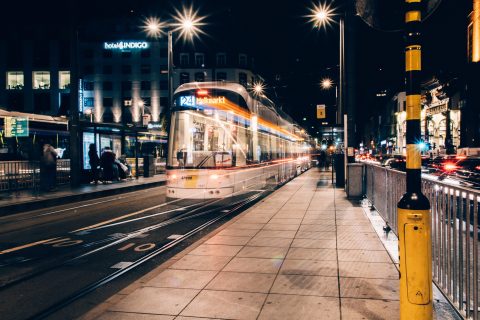 Tram 24 de nuit (Shutterstock)