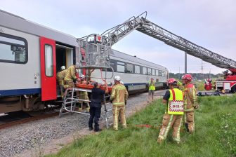 Les pompiers de Merelbeke s'exercent sur les accidents ferroviaires lors d'un atelier de la SNCB à Melle (Photo: SNCB)