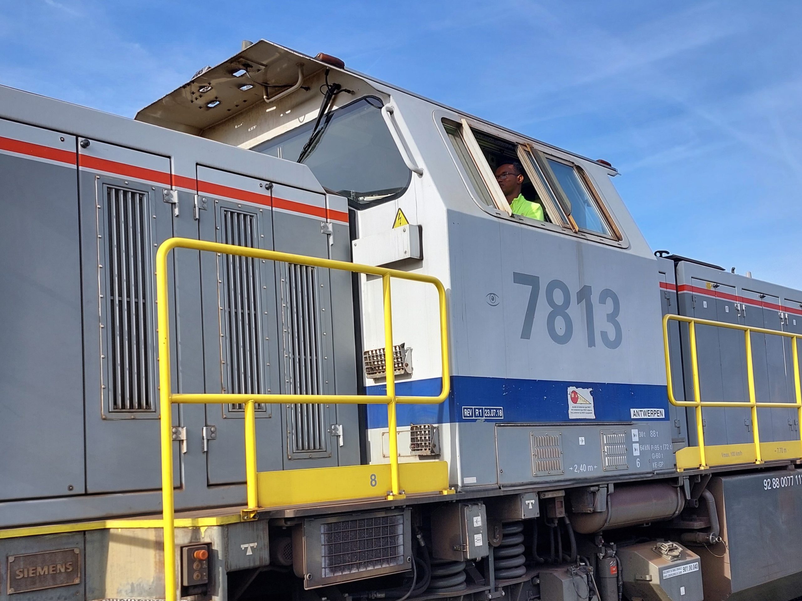 Diao conduisant une grue ferroviaire (Photo: Infrabel)
