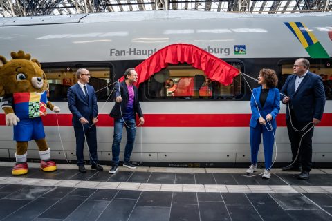 Unveiling of the EM-ICE in Frankfurt am Main, from left to right Michael Otremba, Dr. Michael Peterson, Stefanie Berk and Andreas Mex Schaer