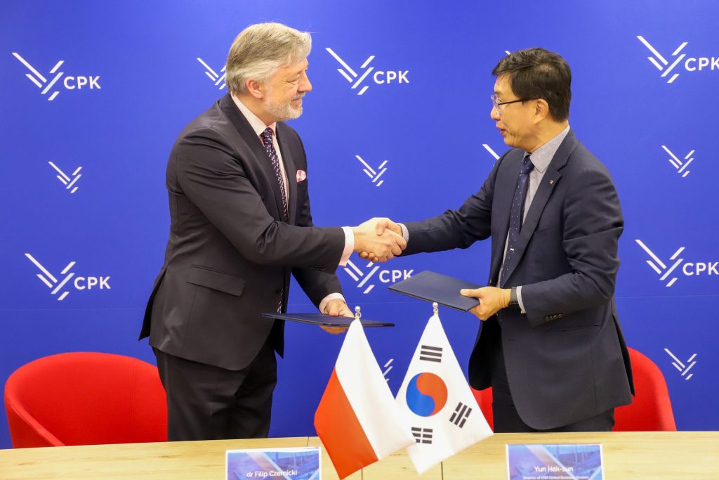Dr Filip Czernicki, CEO of CPK and Seong-Hai Lee, President of KNR shake han