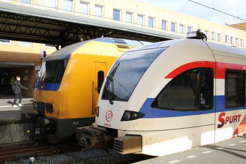 Treinen van Arriva en NS op station Groningen