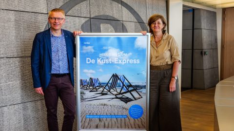 Sophie Dutordoir, CEO NMBS en Georges Gilkinet, minister van Mobiliteit, zijn tevreden met de introductie van een rechtstreekse kusttrein