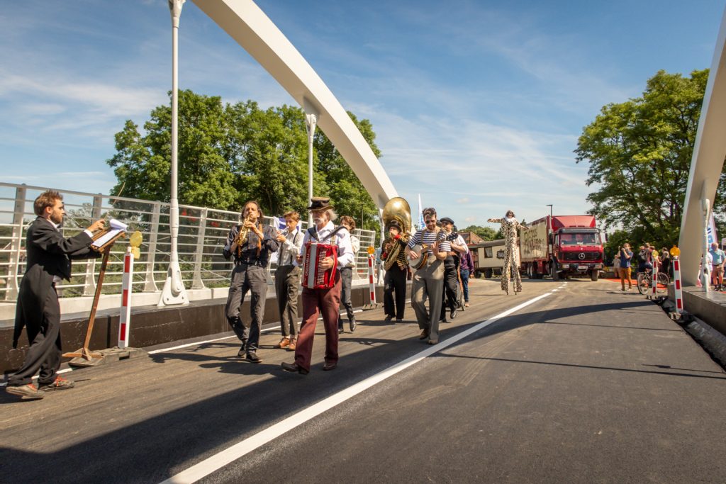 Circusstoet over de Ronaldobrug