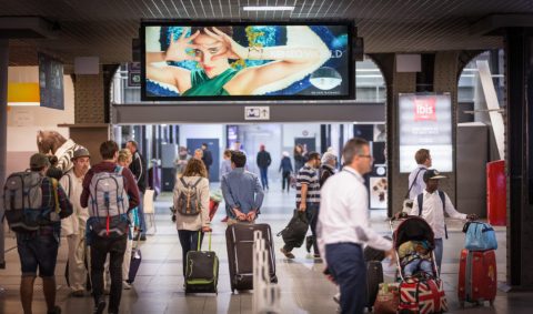 NMBS besteedt beheer reclamepanelen voor tien jaar uit.