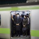 Reizigers in een trein in Tokio, foto: ANP