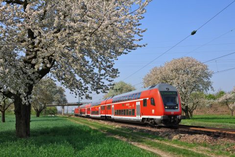 Een passagierstrein van Deutsche Bahn