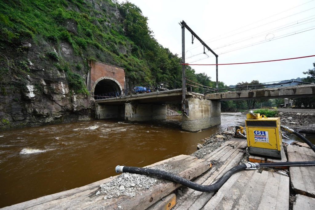 Voor herstellingen aan de brug van Louheau werd 750 hijscapaciteit gevraagd