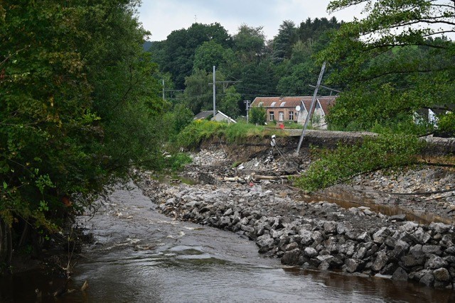 3.000 ton rotsblokken en 3.000 m³ grond worden aangevoerd in Juslenville (Theux)