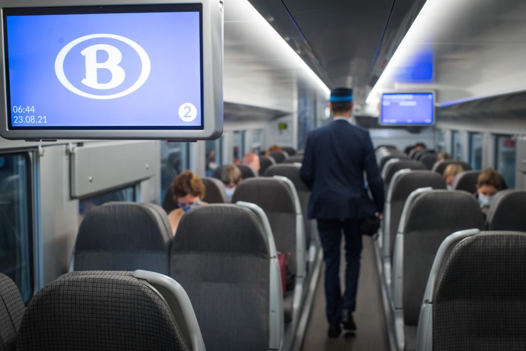 Informatieschermen geven reizigers realtime informatie over hun treinreis
