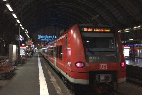 Passagierstrein Deutsche Bahn, treinstation Frankfurt