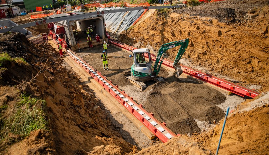 Koker van de nieuwe fietstunnel in Asse wordt op zijn plaats geschoven