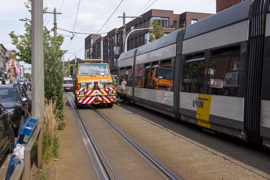 Tram terug op de rails gemanoeuvreerd in Antwerpen