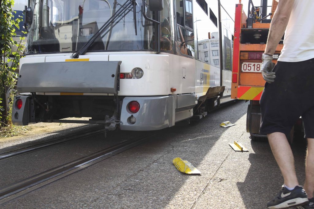 Tram terug op de rails gemanoeuvreerd in Antwerpen