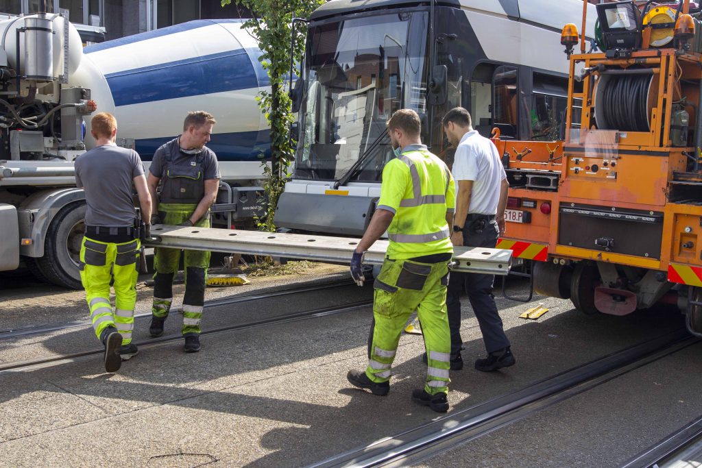 Tram terug op de rails gemanoeuvreerd in Antwerpen