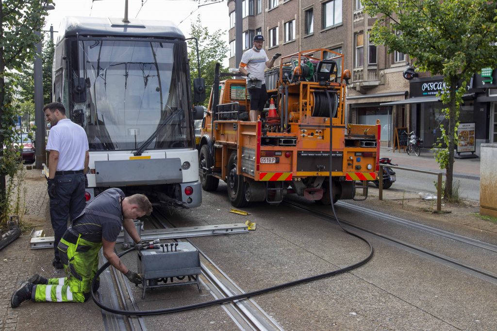 Tram terug op de rails gemanoeuvreerd in Antwerpen