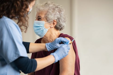 Een vrouw wordt gevaccineerd