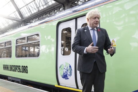Premier Boris Johnson reisde per trein naar de Klimaattop in Glasgow, foto: ANP