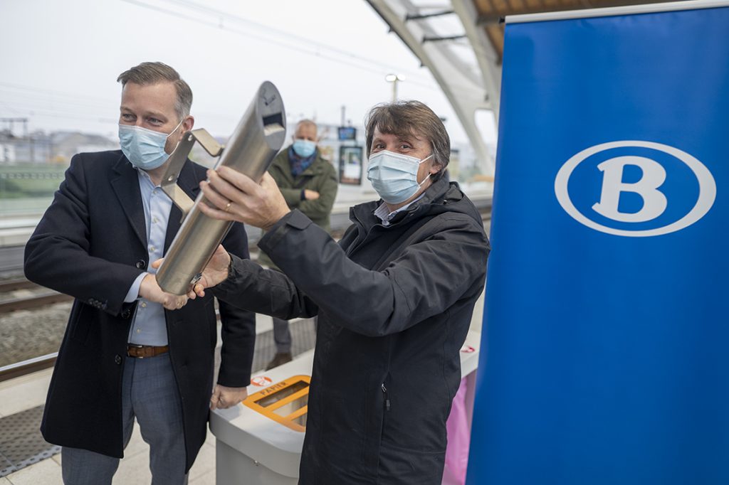 Alexander Vandersmissen, de burgemeester van Mechelen en Patrice Couchard, directeur Stations bij NMBS, verwijderen laatste rookpaal op station Mechelen