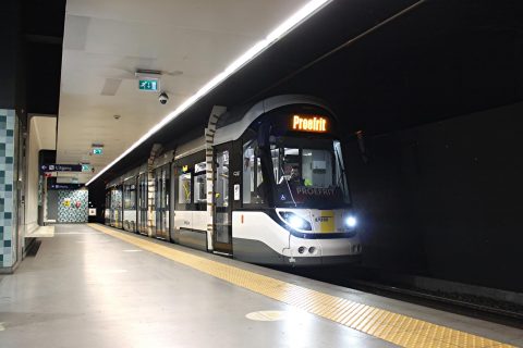 De Lijn maakt proefrit met nieuwe CAF tram in Antwerpen