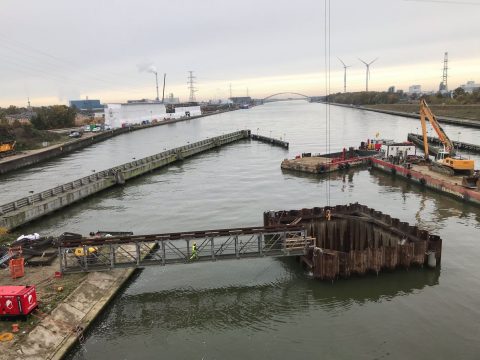 Werken aan spoorbrug in Genk over Albertkanaal